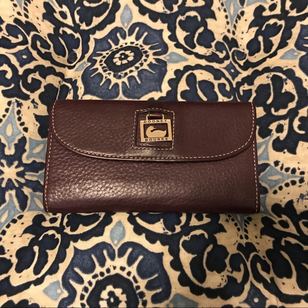 ⚡️SALE!⚡️ Dooney & Bourke Plum Wallet